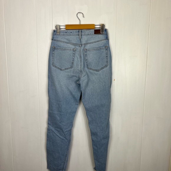 Hollister Ultra High-Rise Ripped Light Wash Mom Jeans Sz 26 - Picture 13 of 13